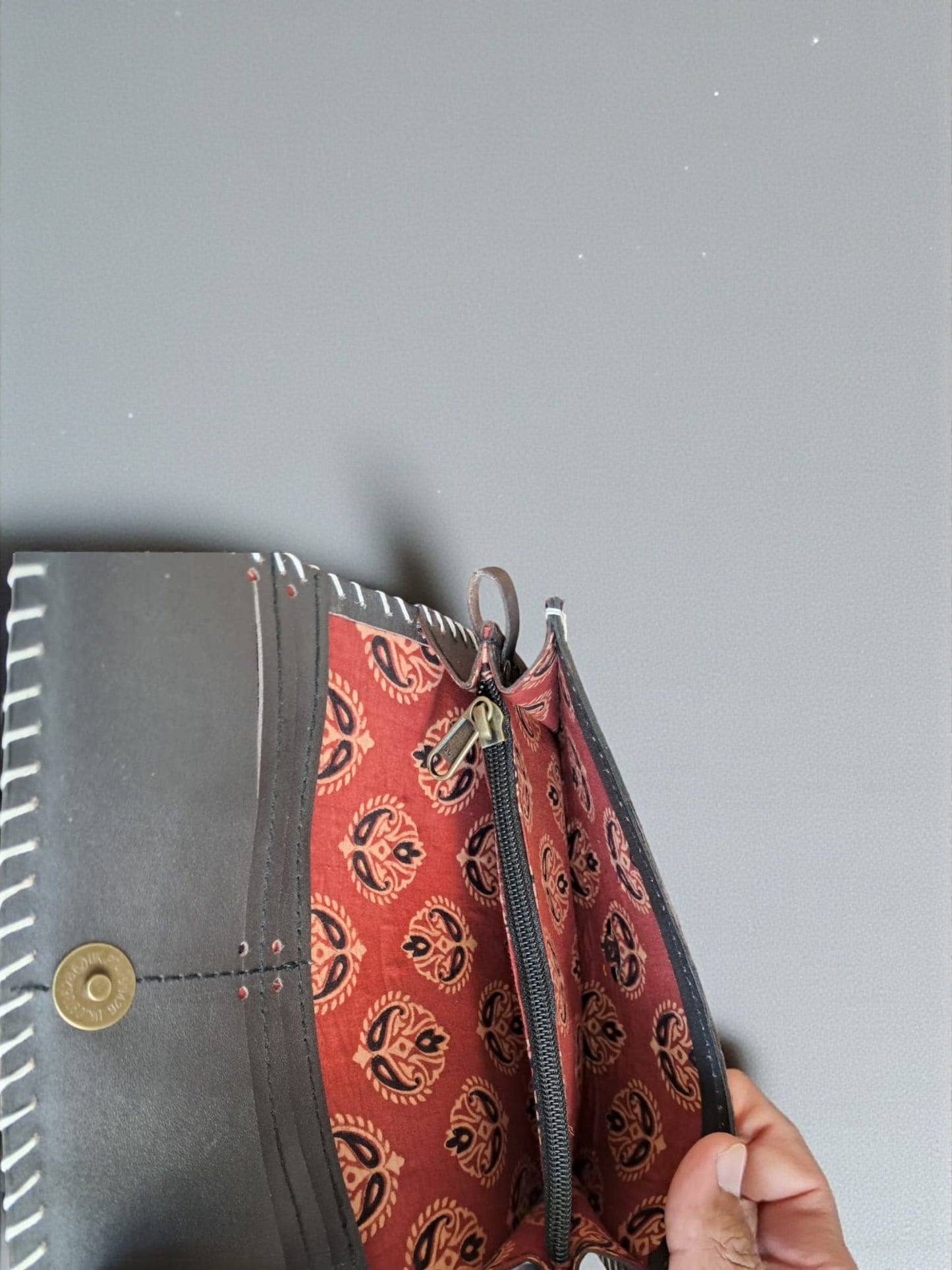 L5-P02: Mirror Bavariya Embroidery Leather Wallet