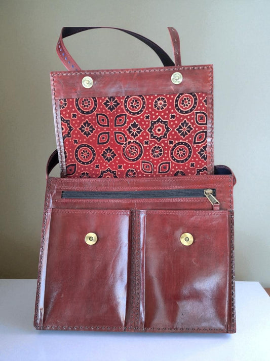 L5-P15: Front Pockets Leather Bag