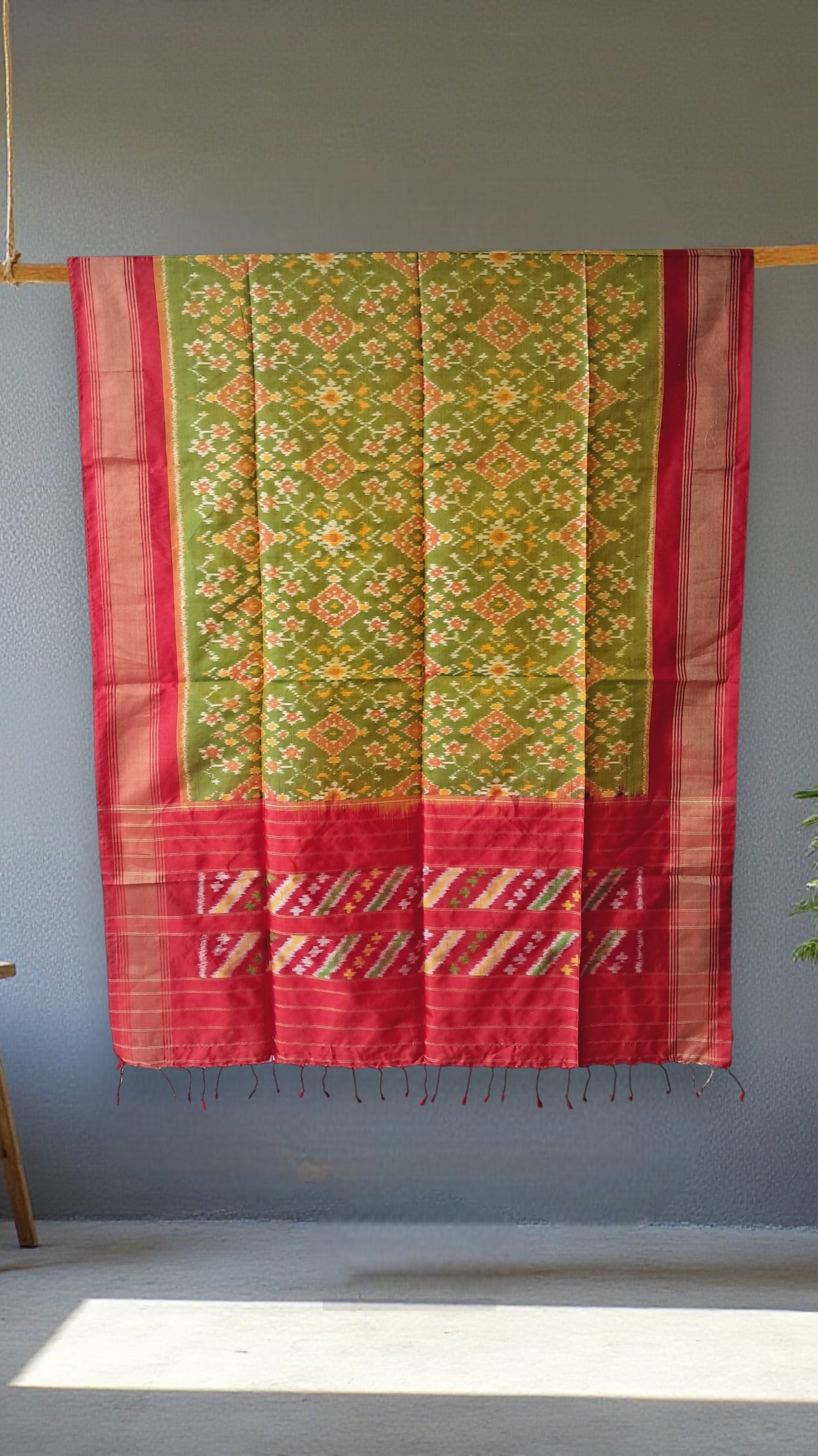 L9P27: Green Red Dupatta